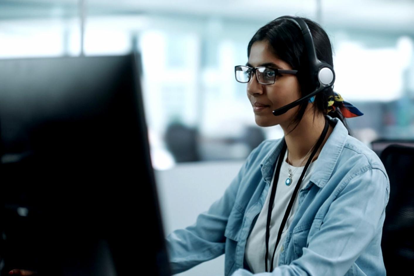 Finanzberichte und Analyse-Unterlagen auf einem Schreibtisch