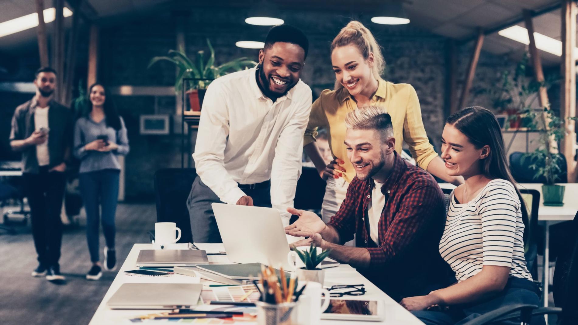 Teilnehmer analysieren Finanzkennzahlen gemeinsam am Bildschirm