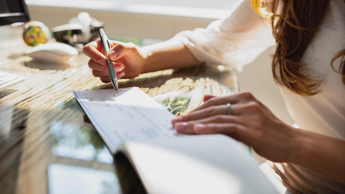 Detailansicht einer Finanzanalyse mit Kennzahlen und Diagrammen