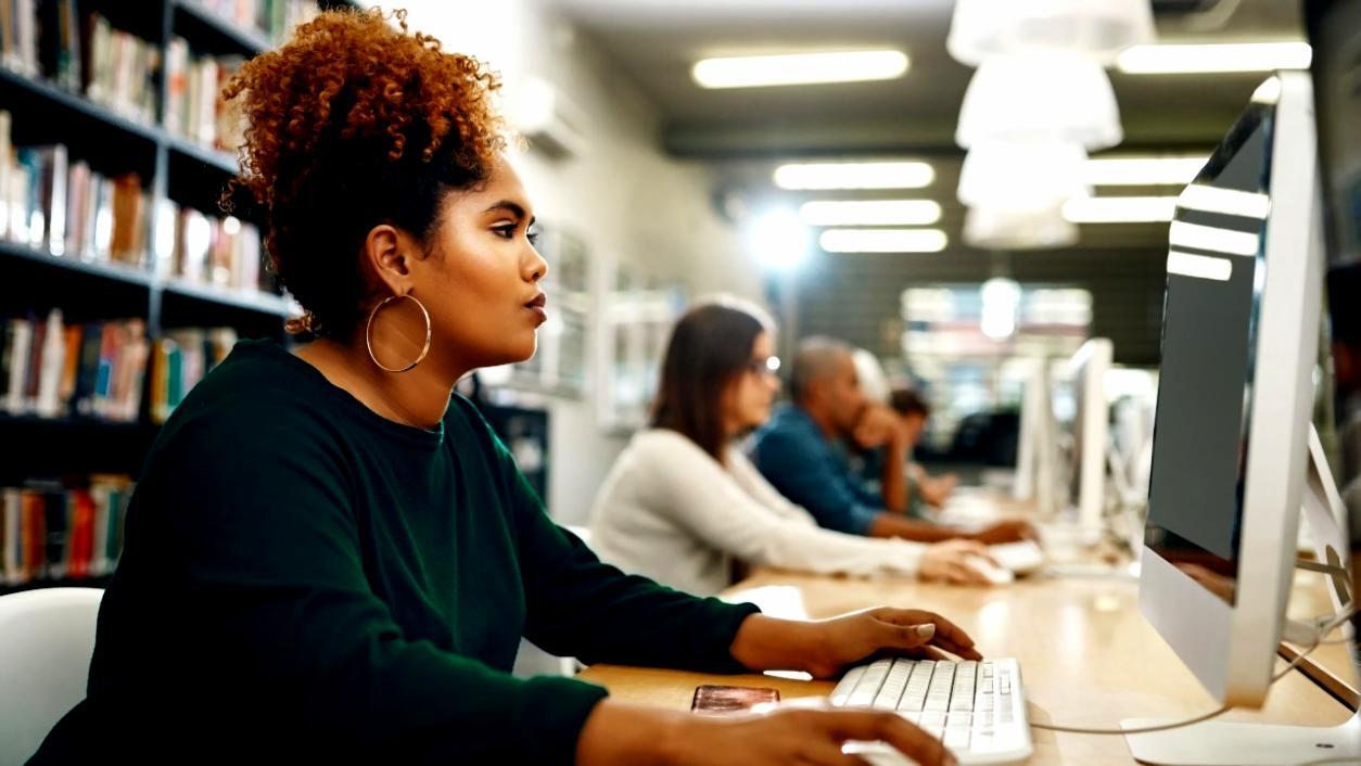 Teilnehmer bei der Analyse von Unternehmenskennzahlen und Finanzdaten